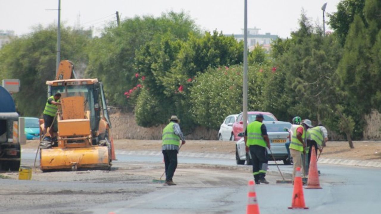Karayolları Dairesi yol bakım ve onarım çalışmalarını sürdürüyor....