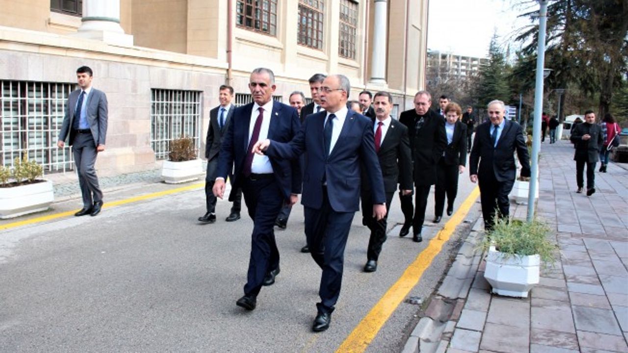 Çavuşoğlu, Ankara'daki üniversiteleri ziyaret etti....