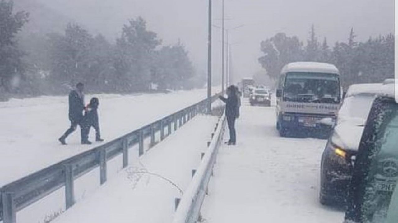Girne-Lefkoşa yolu açıldı Lefkoşa-Girne yolu kapalı