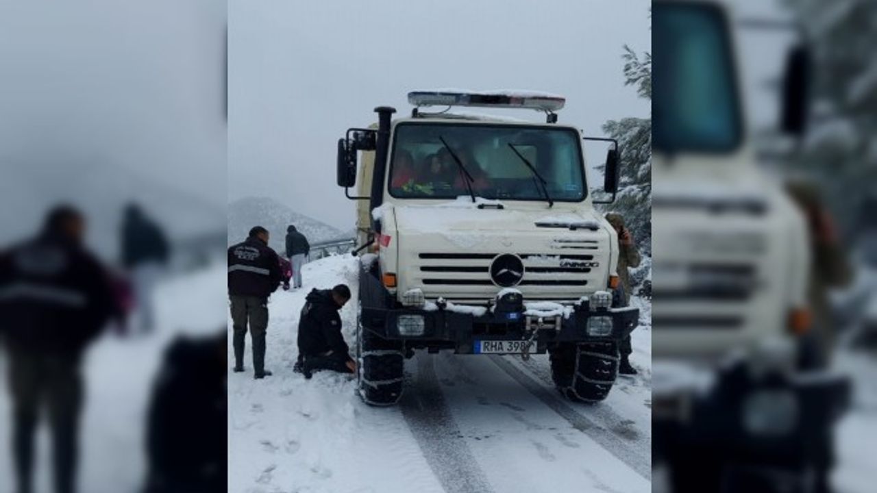 Sivil Savunma, araçlarında mahsur kalanları kurtardı