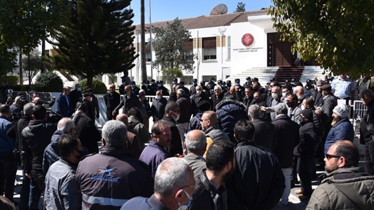 Toplu taşımacılar Meclis önünde eylem yaptı…