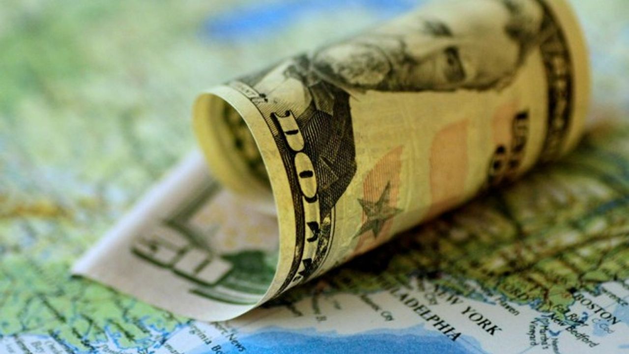 Dolar karşısında tarihi değer kaybı yaşayan sterlin düşüyor...