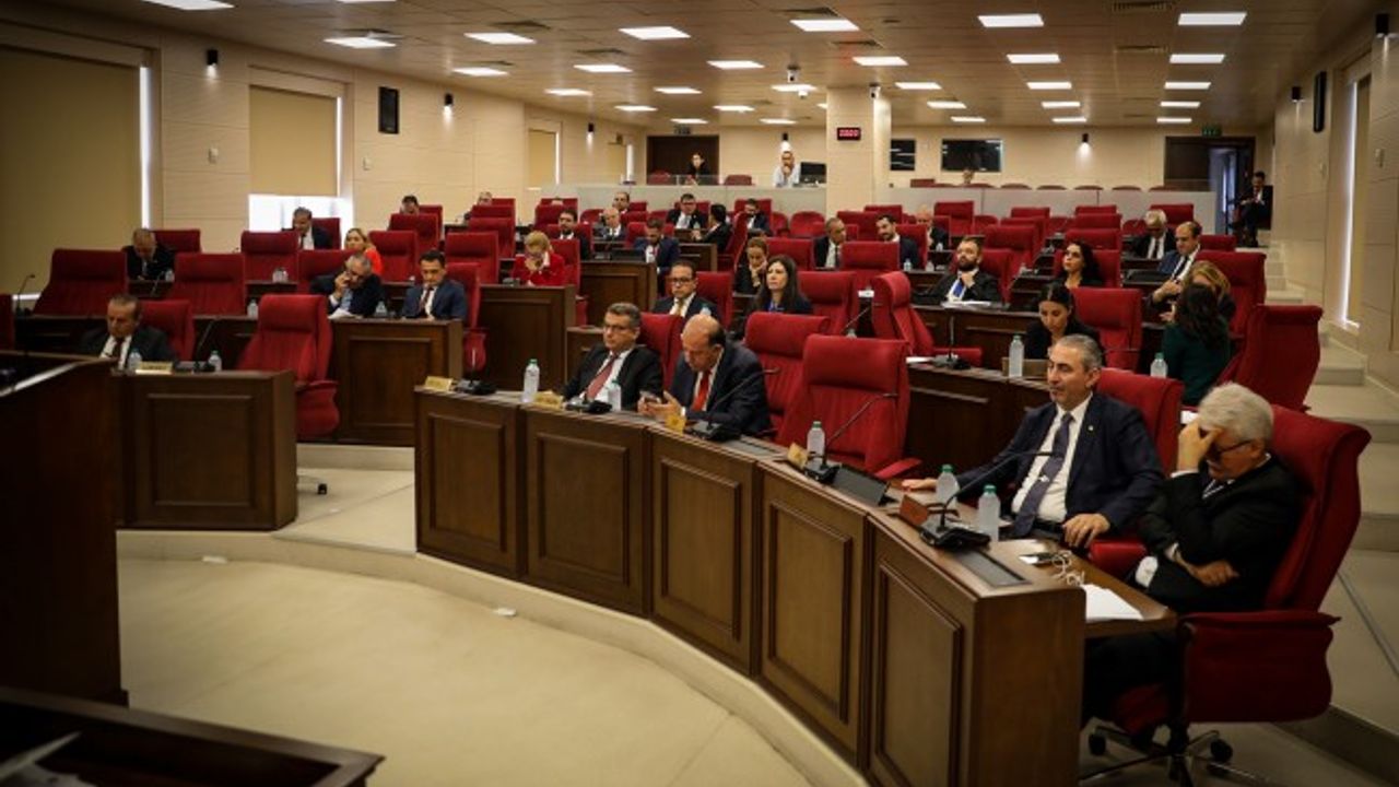 Mecliste tartışma yaşanınca oturuma ara verildi