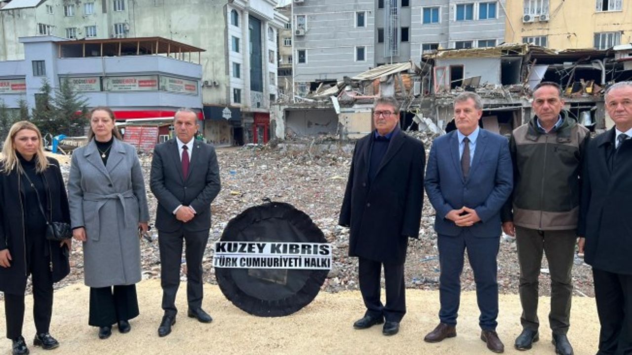 Başbakan Üstel, İsias Otel enkazına siyah çelenk bıraktı