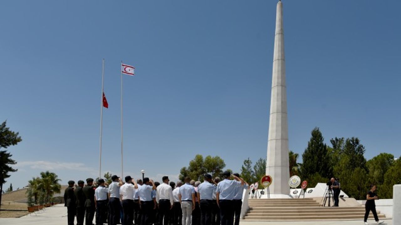 Cumhuriyet Parkı Anıtı’nda çelenk sunma töreni yapıldı