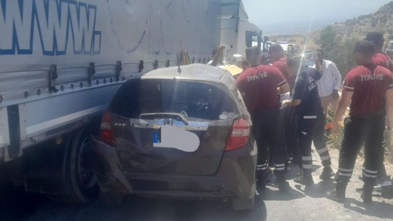 Tır ile salon araç çarpıştı Girne Dağ yolu trafiğe kapatıldı