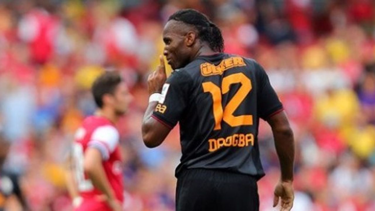 Derbi önce Drogba'ya forma jesti!