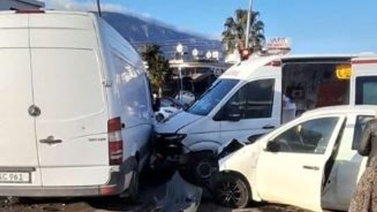 Bir ambulans ile 4 aracın karıştığı kazada 1 kişi yaralandı