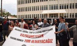 İki öğretmen sendikası Disiplin Tüzüğü’ne karşı Başbakanlık önünde basın açıklaması yaptı