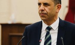 Özersay: “Seçim yasakları bahanesiyle geçici öğretmen alımının önünü açıyorlar”