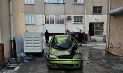 Rüzgarın etkisiyle apartmanın damındaki su deposu bir aracın üzerine düştü