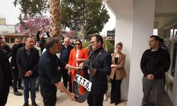 Sendikalar, Kıbrıs Türk Ticaret Odası'nı kınadı; Oda'ya siyah çelenk bıraktı