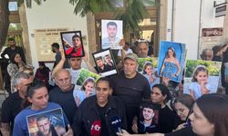 Gemi faciasında yakınlarını kaybeden aileler Girne Mahkemesi önündeydi