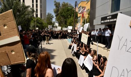 AÖA öğrencileri Milli Eğitim Bakanlığı’na siyah çelenk bıraktı