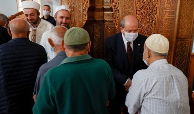 Tatar, Bayram namazını Hz. Ebubekir Camisi’nde kıldı