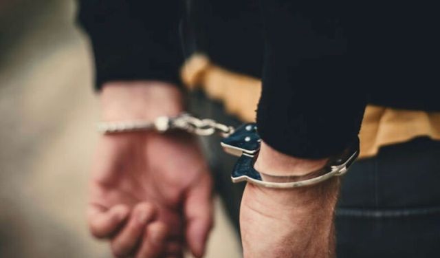 İzinsiz ikamet eden 2 kişi tutuklandı
