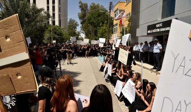 AÖA öğrencileri Milli Eğitim Bakanlığı’na siyah çelenk bıraktı