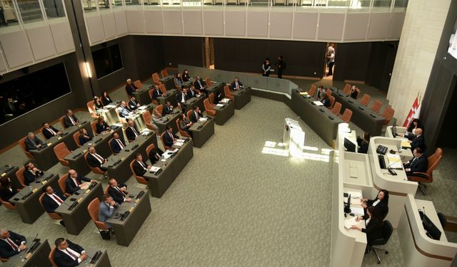 Meclis 14 saatlik toplantısını tamamlayarak yaz tatiline girdi