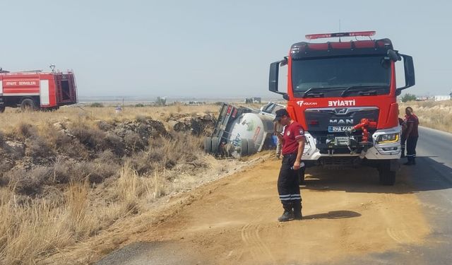 İskele-Ercan ana yolunda akaryakıt yüklü tanker devrildi
