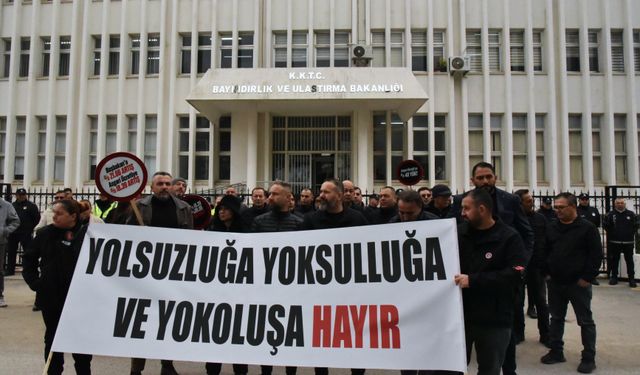 Kamuda yetkili beş sendikadan Bayındırlık ve Ulaştırma Bakanlığı önünde eylem