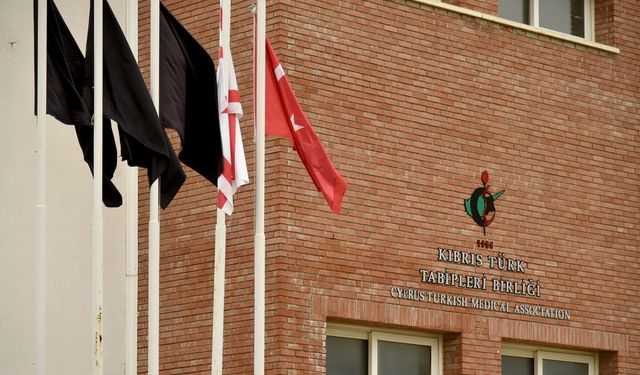 Hekim örgütlerinden siyah bayraklı eylem