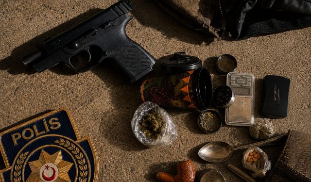 Haspolat’ta bir evde kanunsuz ateşli silah ve uyuşturucu ele geçirildi