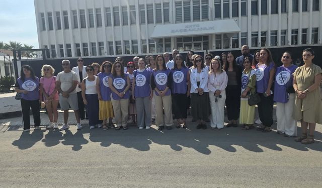 “Bir kadının daha öldürülmesini beklemeyeceğiz. Hükümeti istifaya davet ediyoruz”