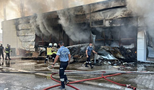 İlk belirlemelere göre 600 metrekarelik alandaki elektrik malzemeleri küle döndü