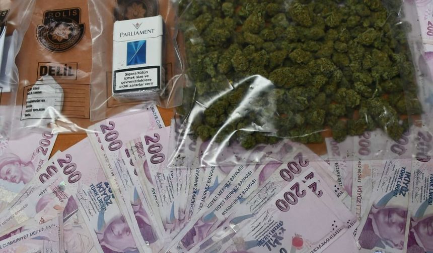 İskele'de araçlarında uyuşturucu ve 28 bin 155 TL nakit para bulunan dört kişi tutuklandı
