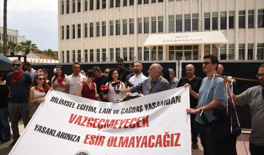 İki öğretmen sendikası Disiplin Tüzüğü’ne karşı Başbakanlık önünde basın açıklaması yaptı