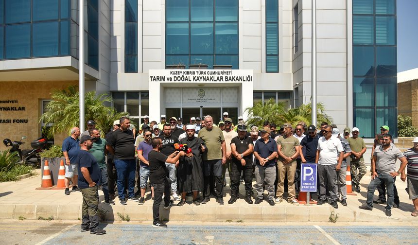 Hayvan üreticileri, Tarım ve Doğal Kaynaklar Bakanlığı önünde tabutlu eylem yaptı