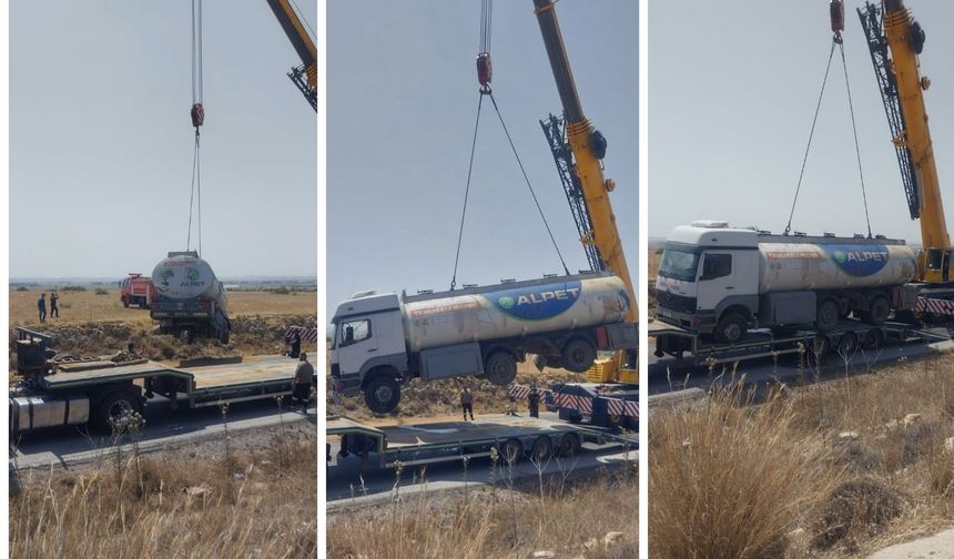 Devrilen akaryakıt yüklü tanker kaldırıldı, yol yeniden trafiğe açıldı