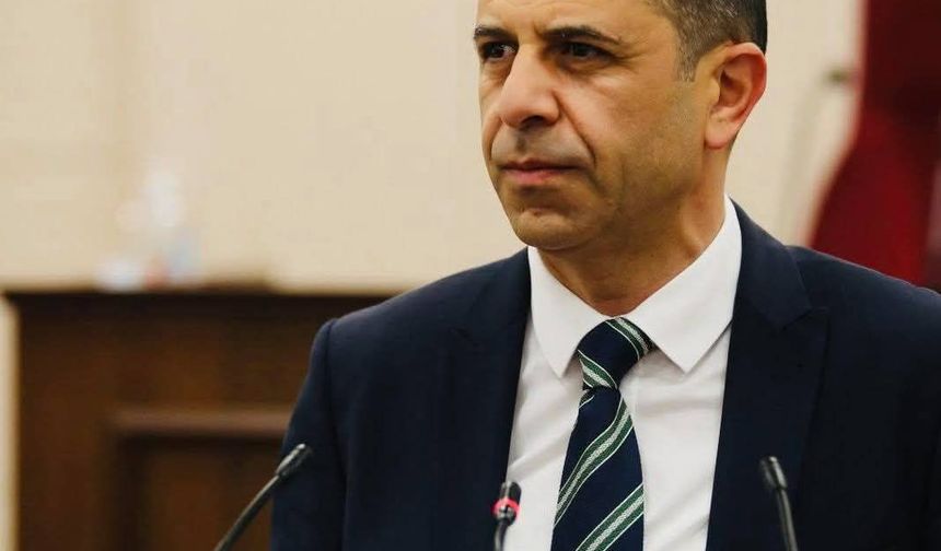 Özersay: “Seçim yasakları bahanesiyle geçici öğretmen alımının önünü açıyorlar”