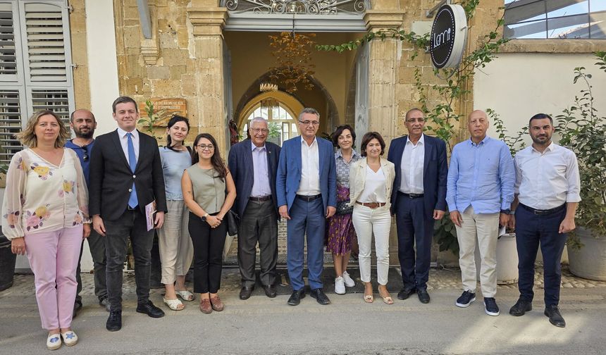 Erhürman, Türkiye’den gelen gazetecilerle bir araya geldi