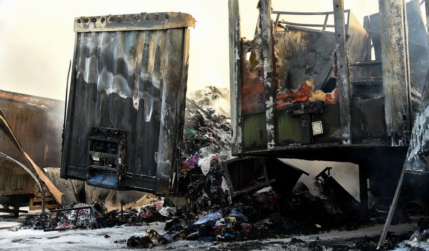 Lefkoşa’da Gümrük ve Rüsumat Dairesi’ne ait araç park alanındaki dört tır dorsesi yandı