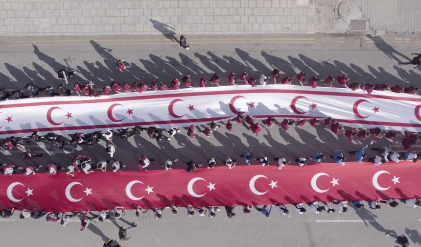 Cumhuriyet Korteji düzenlendi...100'er metrelik KKTC ve TC bayrakları taşındı