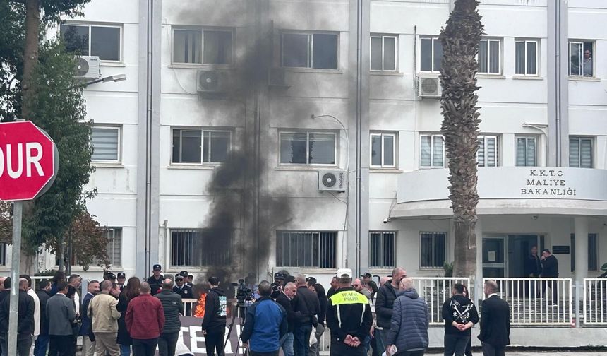 Kamuda örgütlü 5 sendika Maliye Bakanlığı önünde eylem yaptı