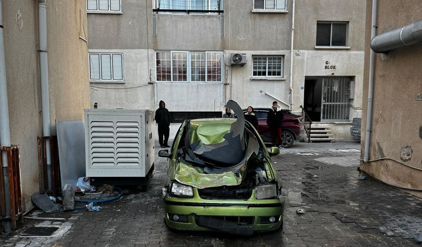 Rüzgarın etkisiyle apartmanın damındaki su deposu bir aracın üzerine düştü