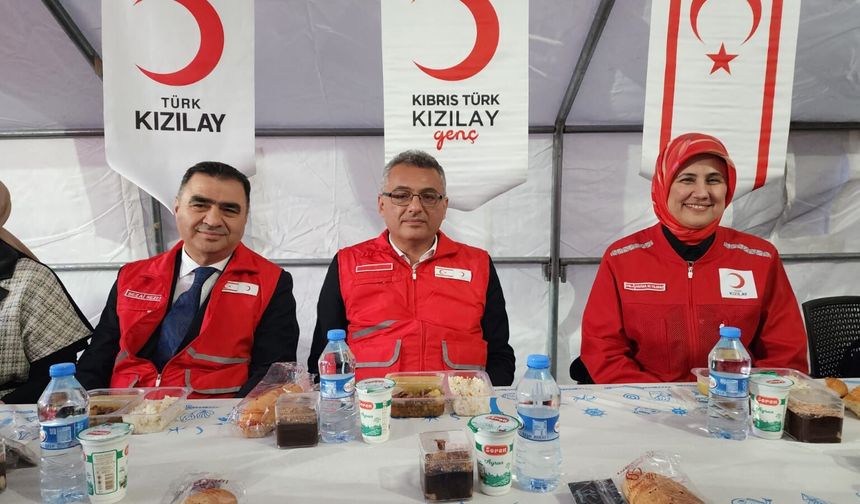 Erhürman, “Kızılay İftar Sofrası”nı ziyaret etti