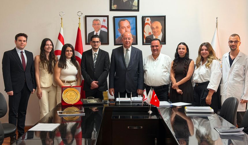 “Genç hekimlerin haklı mücadelesinin yanındayız”