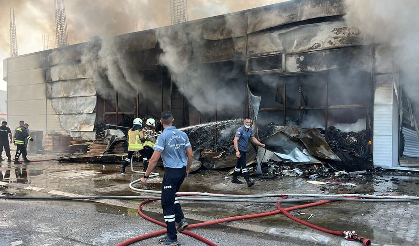 İlk belirlemelere göre 600 metrekarelik alandaki elektrik malzemeleri küle döndü