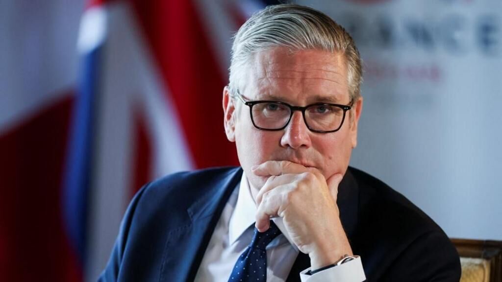 İngiltere'de Başbakan Keir Starmer istifa etti