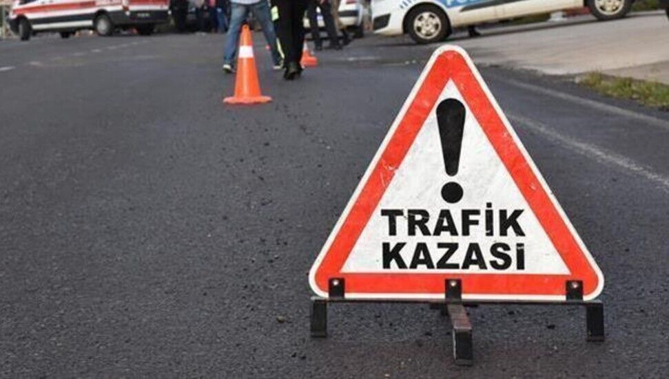 Direksiyon hakimiyetini kaybeden alkollü sürücü park halindeki araca çarptı