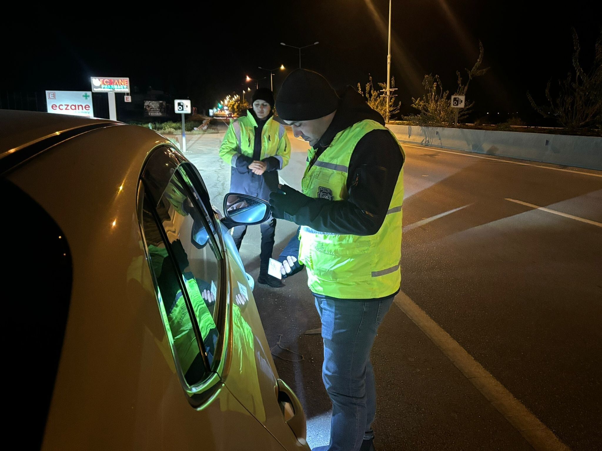 Trafik denetimlerinde 310 sürücü rapor edildi, 15 araç trafikten men edildi